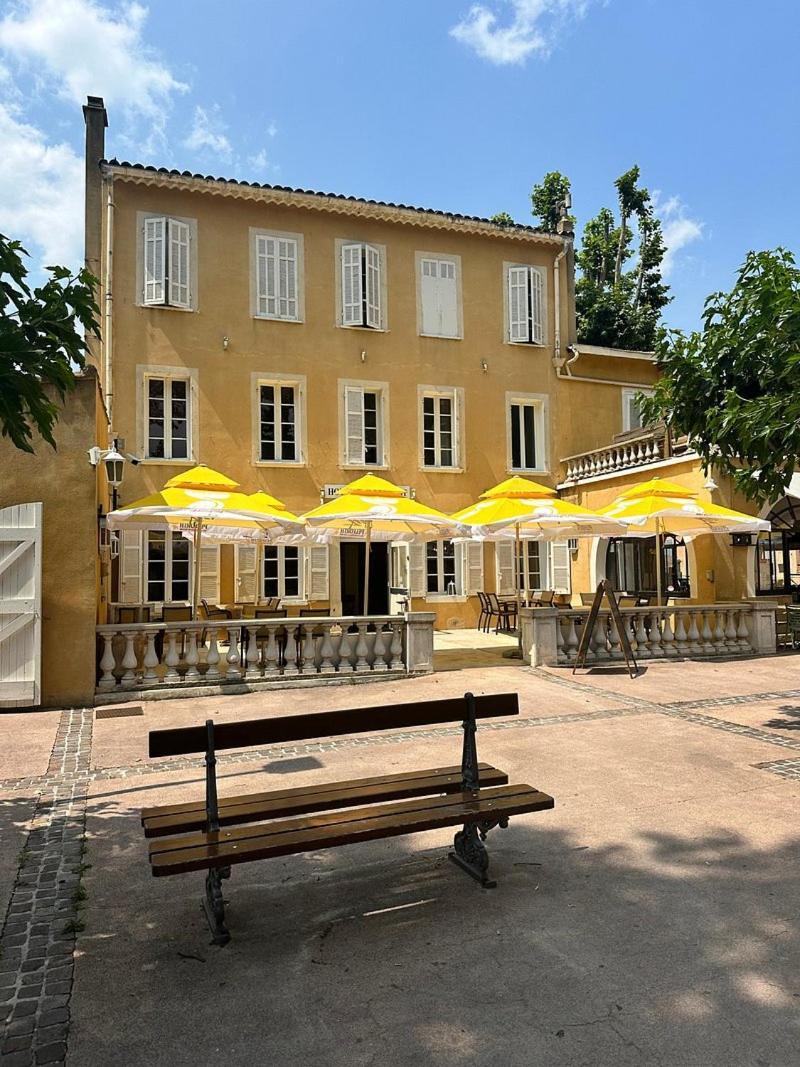 Hotel De La Loube La Roquebrussanne 外观 照片