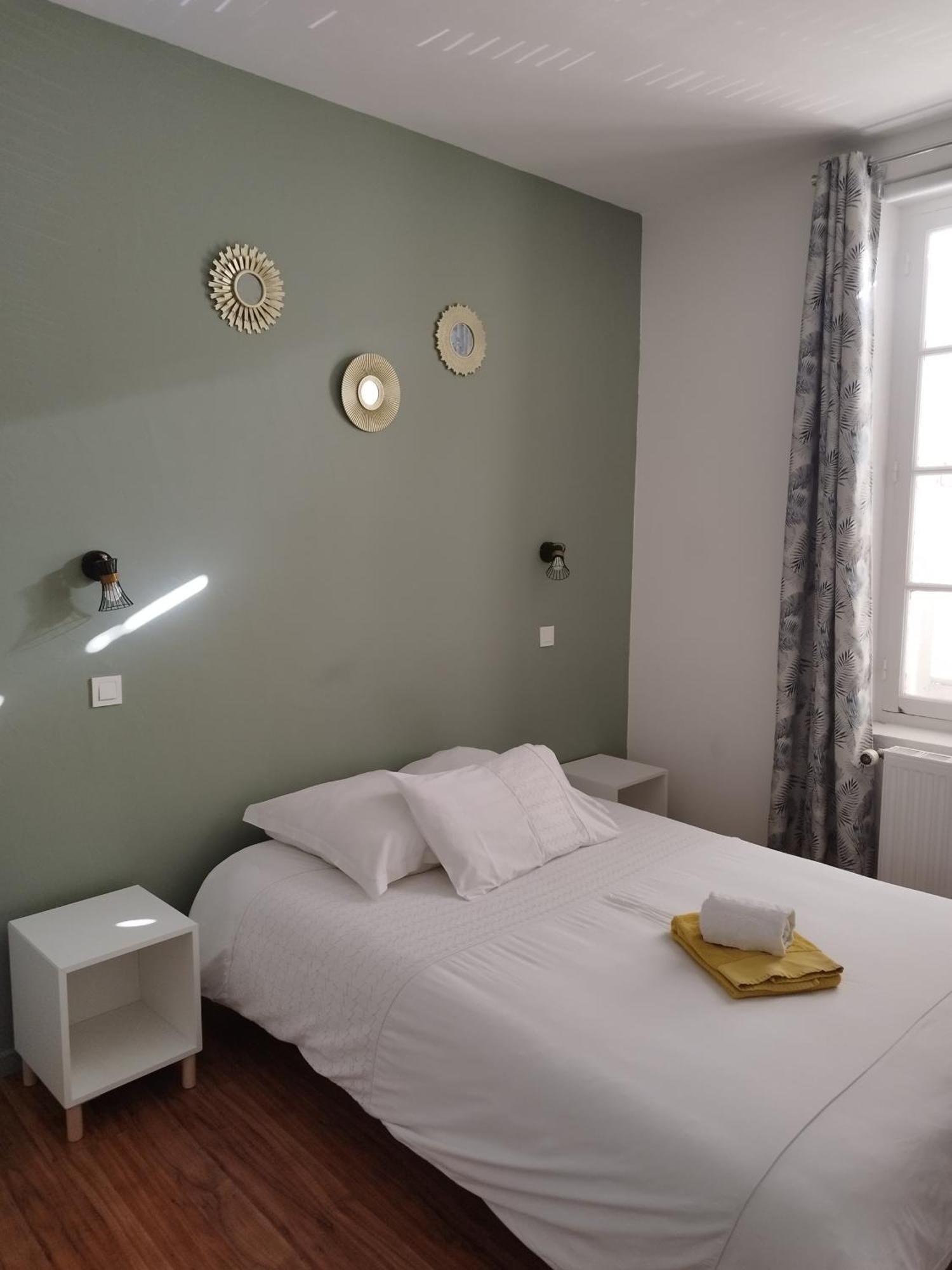 Hotel De La Loube La Roquebrussanne 外观 照片