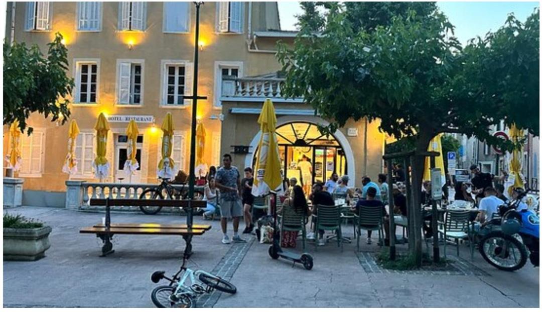 Hotel De La Loube La Roquebrussanne 外观 照片